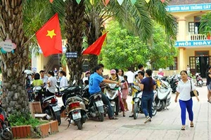 Phụ huynh lại kéo đến trường gây sức ép bỏ học VNEN