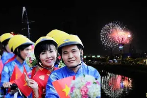 Người dân cả nước đi chơi lễ