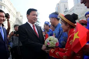 Bí thư Đinh La Thăng chúc mừng hạnh phúc 100 đôi uyên ương