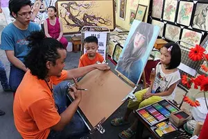 Đường sách TP.HCM có thêm vẽ ký họa chân dung