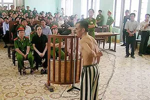 Giữa bốn bức tường, ai làm chứng chuyện bức cung?