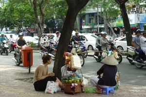 Lập nơi riêng cho người bán hàng rong ở TP.HCM?