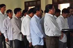 Quan huyện ra tòa đổ lỗi cho nhau