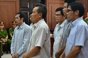 Công an còng tay ‘mời’ nghi can lúc 3 giờ sáng