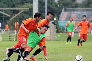 Giải vô địch U-19 ĐNÁ: Vừa đá vừa nhìn Úc và Thái Lan