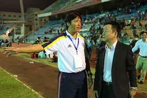 Bóng tối của ông bầu và khe cửa hẹp