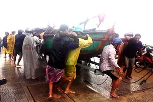 Đà Nẵng căng mình chống bão số 4