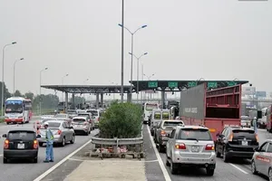 Để hơn 100 xe nối đuôi sẽ bị tạm dừng thu phí