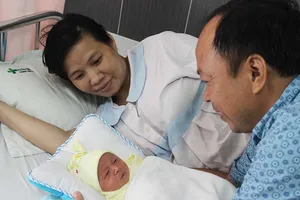 Mổ lấy thai 3,2 kg cùng khối u nặng gần 6 kg