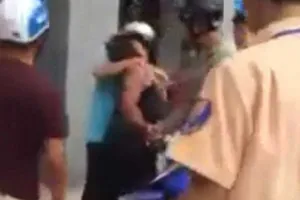 Nhóm người khống chế người dân trước mặt CSGT