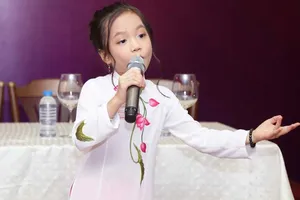 Em bé sún răng hát xẩm như thần