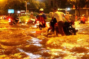 Mưa cực to, người Sài Gòn vật vã trong biển nước
