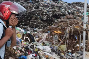 Bãi rác khổng lồ ‘khủng bố’ người dân