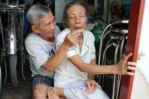 Người đàn ông bán vé số thủy chung 