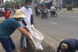 Những người trẻ nhặt rác không công