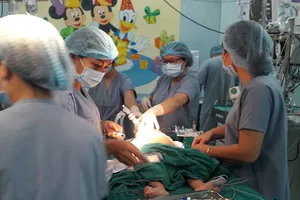 Ca ghép gan sinh tử cho bé trai 13 tháng tuổi