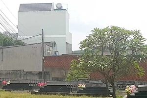 Hàng trăm nghĩa trang bao vây khu dân cư