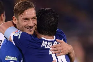 Maradona, Ronaldinho ‘trở lại’ trong trận cầu từ thiện