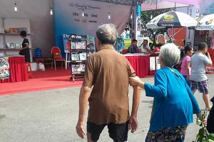Hai người già ở hội sách