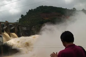 Xả lũ hết cỡ để… cứu thủy điện (!)