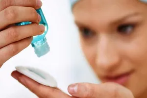 Dùng nước hoa hồng, sữa mẹ tẩy trang làm giảm thị lực