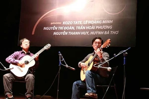 Cây đàn được tặng của nghệ sĩ Huỳnh Bá Thơ