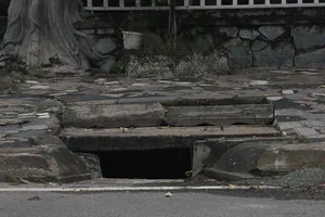 Khu vực cháu bé bị nước cuốn, nhiều cống vẫn há miệng