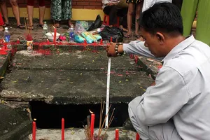 Vụ cháu bé bị nước cuốn: Nên khởi tố vụ án?