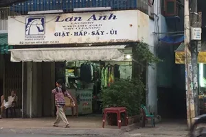 2 người nước ngoài ở lì trong nhà người khác