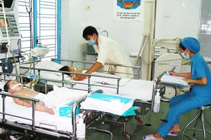 Con nguy kịch vì cha mẹ tự ý làm bác sĩ