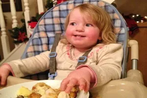 Mẹ giấu thức ăn vì sợ con vỡ bao tử