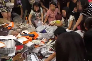 Quan khách tranh giành hàng giả: Có thể bị phạt