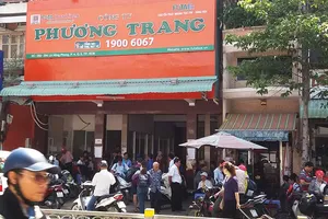 Xe ‘dù’ chạy lòng vòng, đuổi hoài không xong