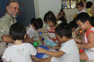 Ông Tây xây hàng trăm căn nhà cho người nghèo