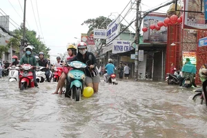 Nhìn dân nâng nhà, thấy chống ngập… hoang mang!