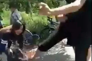 Bọn trẻ đánh nhau tàn nhẫn, người lớn chẳng vô can!