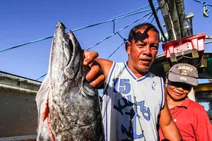 Tàu Trung Quốc còn ở bãi cạn Scarborough