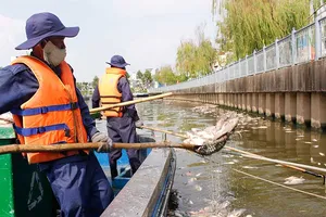 Lắp vòi bơm, máy quạt cho cá trên kênh Nhiêu Lộc 