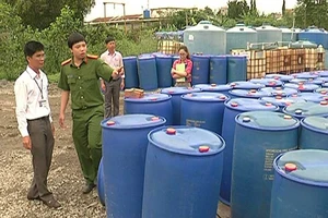 Sang chiết gần 800 thùng acid ngay lối đi của dân