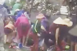 Gần 30 người hôi của trả hàng cho tài xế xe tải