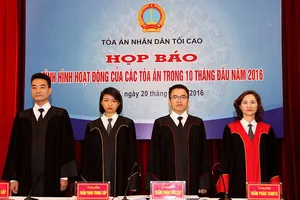 Ngày đầu tiên thẩm phán TAND Tối cao mặc áo thụng