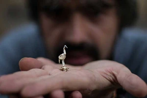 Dùng tờ tạp chí gấp thành váy gợi cảm