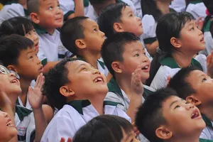 Con em chúng tôi không phải hòn đất sét để thí nghiệm!