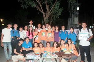 Sinh viên bán trà chanh gây quỹ giúp bạn