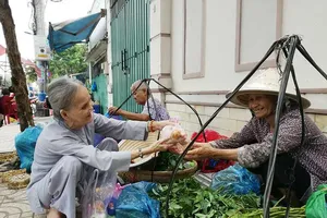 Người cao tuổi đến với bếp ăn tình thương