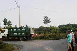 Dân chặn xe nhà máy xử lý rác gây thối