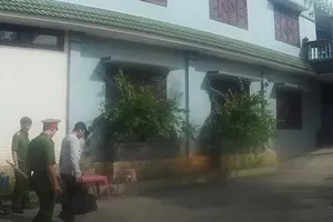 Bị can diễn lại hành vi giết vợ con trưởng ban dân vận