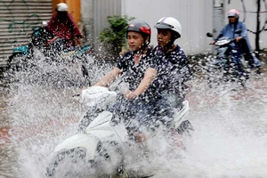 Chống ngập bằng tạo rỗng vỉa hè và làm bờ bao xanh