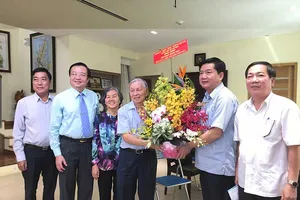 Lãnh đạo TP.HCM thăm, chúc mừng các nhà giáo lão thành