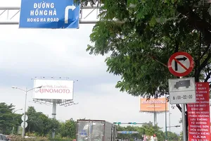 TP.HCM lo kẹt xe trầm trọng vì biển báo cấm xe tải mới 